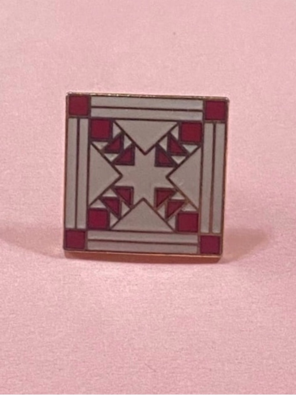 Vintage Enamel 1985 Quilt Pattern Pin #9059